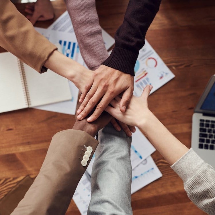 Como engajar sua equipe e conquistar o coração e a mente de seus clientes?